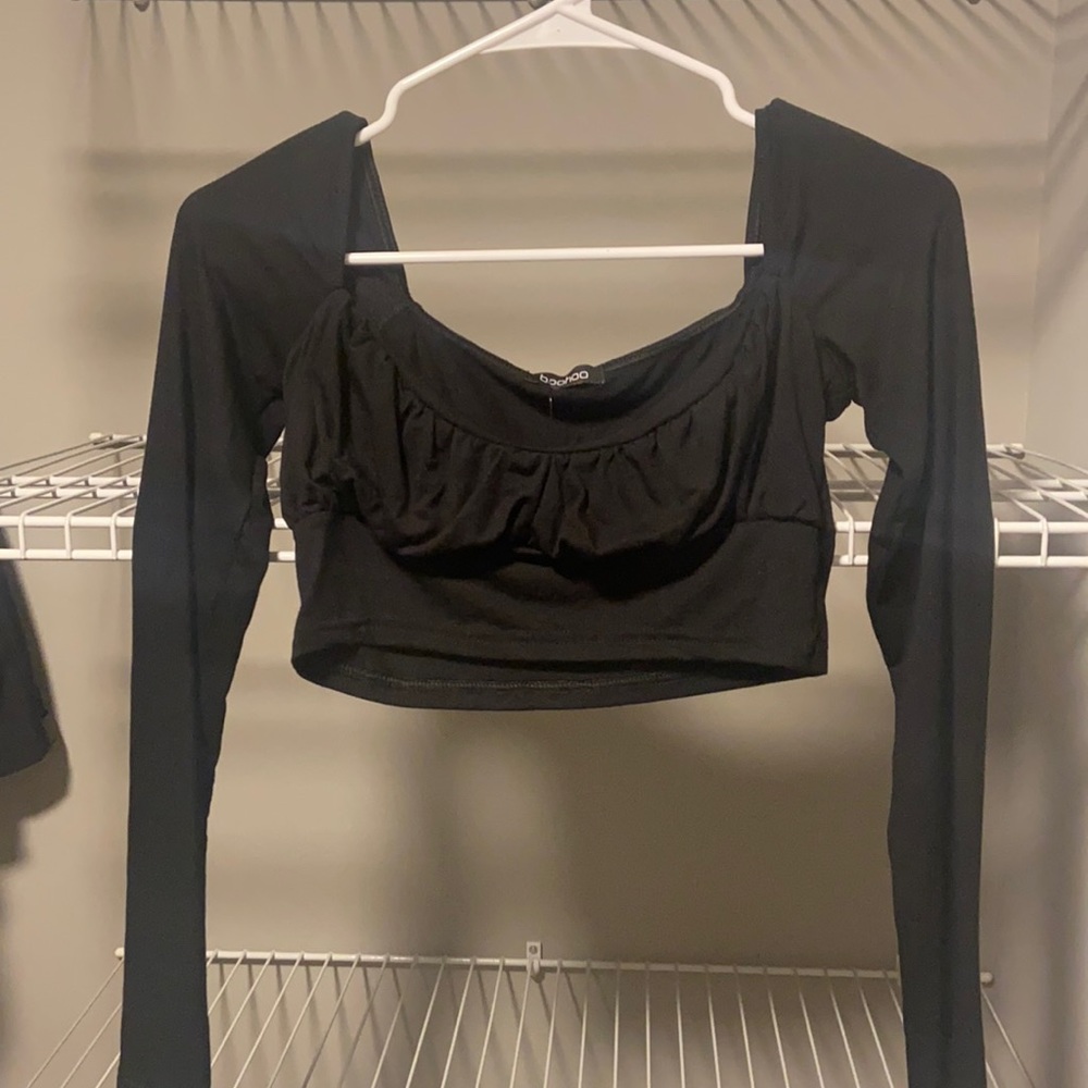 NWT * Boohoo Black Long Sleeve Ruched Crop Top in Size 6